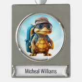 冒険好きで可愛い亀にリュックサックを シルバープレートバナーオーナメント (正面)