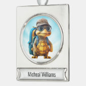 冒険好きで可愛い亀にリュックサックを シルバープレートバナーオーナメント (左)