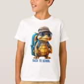 冒険好きで可愛い亀にリュックサックを Tシャツ (正面)