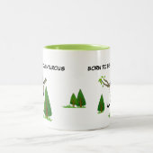 冒険好き生まれな猫の木が色を変える ツートーンマグカップ (中央)