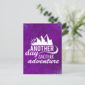 冒険引用文 – 山々の背景 ポストカード (スタンド正面)