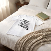 冗談だと思って働いてるTシャツ 面白い オフィス ユーモア 引用 Tシャツ