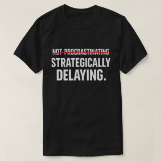 冗談めいた皮肉屋の先延ばし屋が戦略的に遅延 Tシャツ