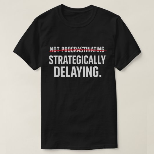 冗談めいた皮肉屋の先延ばし屋が戦略的に遅延 Tシャツ (デザイン正面)