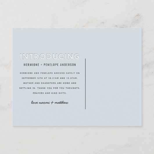 写実的でモダンな対の誕生の発表をもたらすこと インビテーションポストカード (裏面)