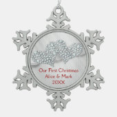 写実的なダイヤモンドのハート|私達の初めてのクリスマス スノーフレークピューターオーナメント (正面)