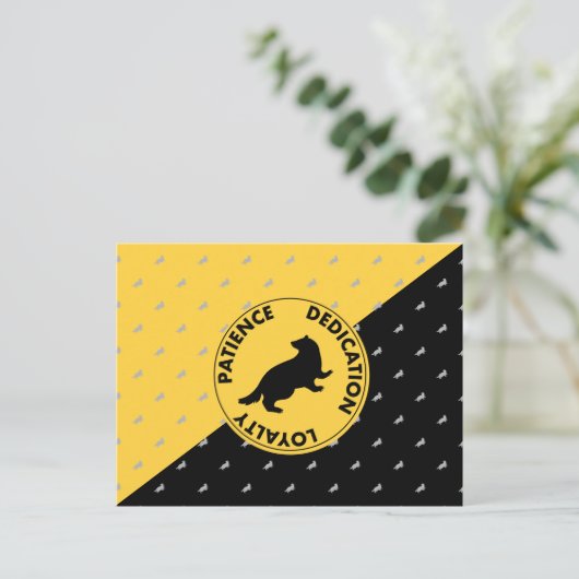 写実的なハリー・ポッターシリーズ| HUFFLEPUFF™の家の特性 ポストカード (スタンド正面)