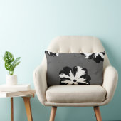 写実的なパンジーの灰色、黒及び白 ランバークッション (椅子)