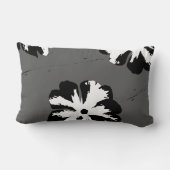 写実的なパンジーの灰色、黒及び白 ランバークッション (裏面)