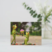 写真おもしろい付きFrogs Wedding RSVP インビテーションポストカード (スタンド正面)