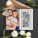 写真おもしろい結婚式の日付の保存 案内ポストカード<br><div class="desc">お客様が私たちの騒々しいおもしろいとギグする準備を整えおもしろいるフォトウェディング日付の発表はがきを保存！この生意気魅力的なカードはお気に入りの写真と笑わされる「お酒と食べ物と悪いダンスの動き」のメッセージを備えている。 あなたは計画した事フォーマル件やのんびりとしたお祝いなどおもしろい、フォトウェディングはデートの告知はがきを保存し、お知らせにユーモアを注入したいカップルに最適な選択結婚である。この楽しいカードで楽しく忘れられないお祝いのトーンを設定し、笑いと愛を最も近い人と共有する準備をしなさい!</div>