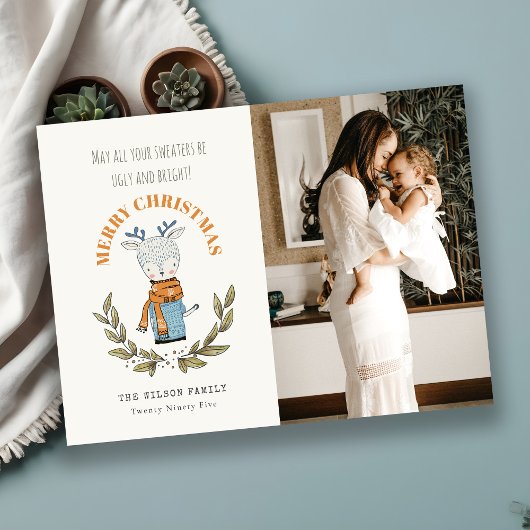 写真おもしろい醜いセーターの葉のトナカイのクリスマス シーズンカード