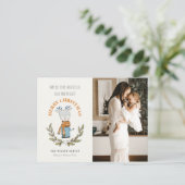 写真おもしろい醜いセーターの葉のトナカイのクリスマス シーズンポストカード (スタンド正面)