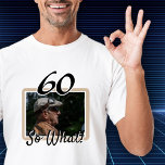 写真おもしろい60th誕生日ゲスト・オブ・オナー tシャツ<br><div class="desc">60だから何おもしろい引用文写真60th誕生日ゲストの名誉Tシャツ。60歳の誕生日カスタムパーティーのTシャ祝ツ。そ来の60おもしろいとやる気を起こさせる引用文60で何と！ユーモアのセンスを持つ人に最適だ。写真をテンプレートに挿入し、年齢を変更する。</div>