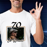 写真おもしろい70th誕生日ゲスト・オブ・オナー tシャツ<br><div class="desc">70だから何おもしろい引用文写真70th誕生日Guest of Honor T-shirt.誰か70年カスタムの誕生日パーティーの祝Tシャツ。ま来たおもしろい、引用文70やる気を起こさせる So！とユーモアのセンスを持つ人に最適だ。写真をテンプレートに挿入し、年齢を変更する。</div>