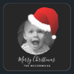 写真おもしろいChristmas Santa Hat Family name スクエアシール<br><div class="desc">あなたのおもしろいと笑いを追加あなたの休日のグリーティングカードこれらの写真おもしろいクリスマスサンタハット家族の名前スクエアステッカー！サンタ笑わされるさんの帽子をかぶりたい写真を選びなさい。デザインはモダン苗字の白いフォントで後を追は「メリークリスマス」。背景は赤いサンタハットでカスタマイズ可能な黒。単に円の領域のためにあなたの個人の写真を選択し、その後、あなたのステッカーがどのように見えるかを見ることができる。クリックテンプレートのパーソナライズ後を追オプションとプロンプト</div>