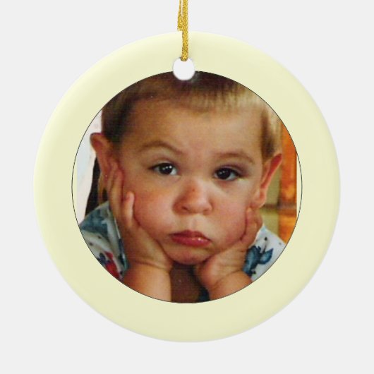 写真およびおもちゃの列車の初めてのクリスマスはそれを個人化します セラミックオーナメント (裏面)