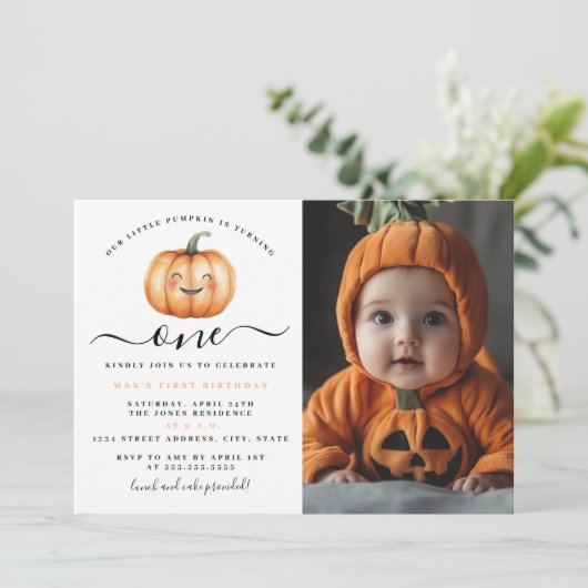 写真かわいい小さなかぼちゃの最初の誕生日パーティー 招待状 (スタンド正面)