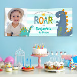 写真かわいい恐竜のストンプチョンプロアボーイ誕生日 横断幕<br><div class="desc">「足を踏み鳴らそう」息子の恐竜の誕生日パーティーのゲストを大歓迎！特別な日素晴らしに追加すモダンるスタイリッシュこパーソナライズされたの、写真バナーを表示する。可愛お洒落い、かわいいよくはしゃぐ、オレンジはっきりした、緑と青のブロントサウルスとtレックスのおもしろい、おもしろい、白と青と白の背景の軽いターコイズの上に手書きのタイポグラフィは、あなたの息子の誕生日パーティーを発表すストライプのる。お好カスタマイズみの写真と一緒に彼の名前、誕生日の年/年齢または他のコピー。このバ魅力的ナーは、あなたのイベントのための正しいトーンを設定することが保証されている！招待状、プレート、ナプキン、ステッカー、感謝のメモやその他の誕生日グッズのマッチングと調整は、この特別なおもしろいコレクションで利用可能である。テンプレートの写真を自分の写真に置き換え、名前、誕生日の年、特別な挨拶を入力するだけで、この恐竜の誕生日バナーを簡単にカスタマイズできまカスタムす。質問や要望があれば私に連絡して下さい。</div>