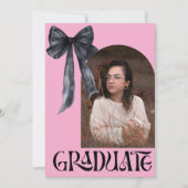 写真でピンクと黒の弓を卒業 招待状 (正面)