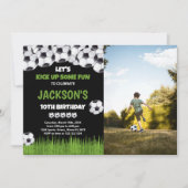 写真で緑のサッカー誕生日をキック 招待状 (正面)