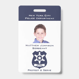 写真で警察のバ子供へッジを装う バッジ