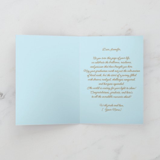 写真とエレガント金ゴールドのアクセント付きの青い卒業式 カード (内部)