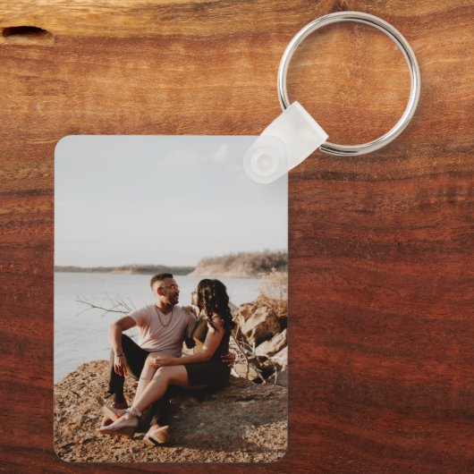 写真とパーソナライズされた文字の写真コラージュ キーホルダー (裏面)