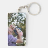 写真とパーソナライズされた文字の写真コラージュ キーホルダー (裏面)