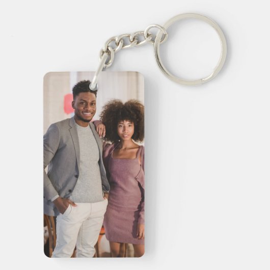 写真とパーソナライズされた文字の写真コラージュ キーホルダー (裏面)