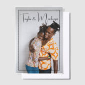 写真とパーソナライズされた文字オーバーレイ ベラム紙招待状 (オフセット)