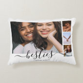 写真とパーソナライズされた文字フォトコラージュの友だち アクセントクッション (正面)