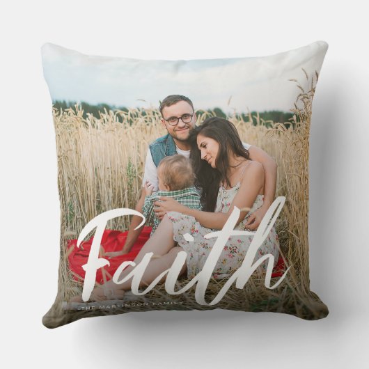 写真と名前と白の信仰のブラシスクリプト クッション (裏面)
