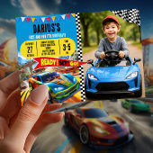 写真と少年のパーティーのための高速の車テーマ 招待状