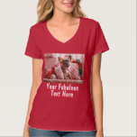 写真と文字カスタムの追加Vネック赤 Tシャツ<br><div class="desc">この赤いユニークVネックのクリスマスTシャツに写真と文字を追加パーソナライズされた、独自のアパレルの贈り物を作成する。簡単に自分のTクールシャツのデザインを作る。Tシャツパーソナライズされたも色の選択男性へで利用可能で違うす。バチェロレッテ、学校イベント、企業のパーティー、ジョークなどおもしろいに最適。</div>