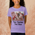 写真と文字カスタムラベンダーガールズの追加 Tシャツ<br><div class="desc">このラベンダーユニークのTシャツに写真と文字を追加する独自のパレパーソナライズされたイルの贈り物を作成。簡単に自分のTクールシャツのデザインを作る。子供パーソナライズされたのTシャツも色の選択で男の子、男の子と女のために違う利用可能だ。ブライダルシャワーのパーティー(フローラの女の子のカスタム贈り物として)、学校のイベント、企業のパーティーおもしろい、ジョーク、夏休みなど。</div>