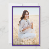 写真と親の名前の紫と白の卒業 招待状 (裏面)