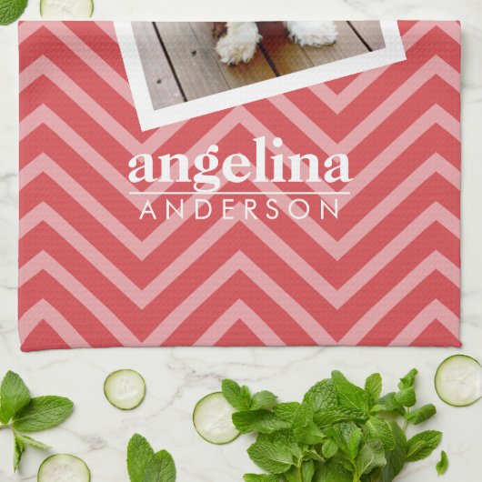 写真と赤いシェブロン模様名前をカスタムする キッチンタオル (折り畳み)