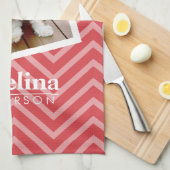 写真と赤いシェブロン模様名前をカスタムする キッチンタオル (四つ折り)
