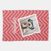 写真と赤いシェブロン模様名前をカスタムする キッチンタオル (横)