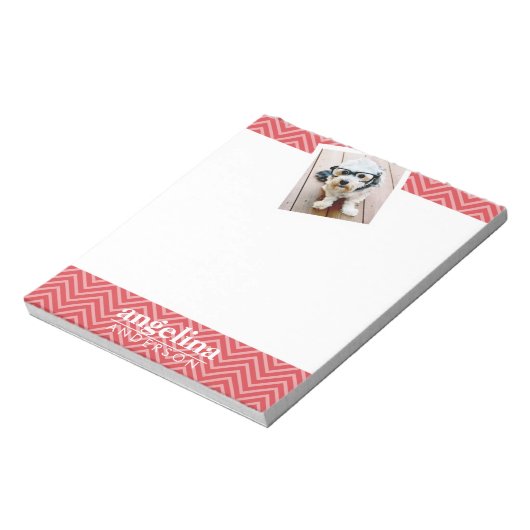 写真と赤いシェブロン模様名前をカスタムする ノートパッド (回転)