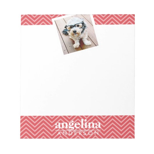 写真と赤いシェブロン模様名前をカスタムする ノートパッド (正面)