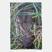 写真に接吻しているビーバー キッチンタオル (縦)