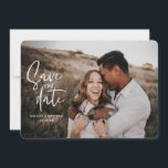 写真のような花柄の幾何学的な結婚式の写真 セーブザデート<br><div class="desc">写真のような花柄の幾何学的な結婚式の写真の保存日。紫、ピンク、茶色、緑を基調に。スクリプト手書きでラスティックウェディングの現代的なアプローチ。</div>