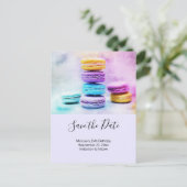 写真のカラフルマカロン保存日付 インビテーションポストカード (スタンド正面)