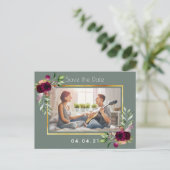 写真のセージ緑のバーガンディ結婚式の日付を保存 案内ポストカード (スタンド正面)