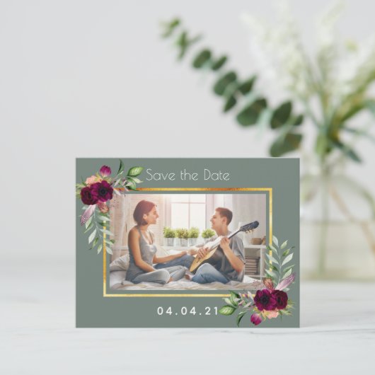 写真のセージ緑のバーガンディ結婚式の日付を保存 案内ポストカード (スタンド正面)
