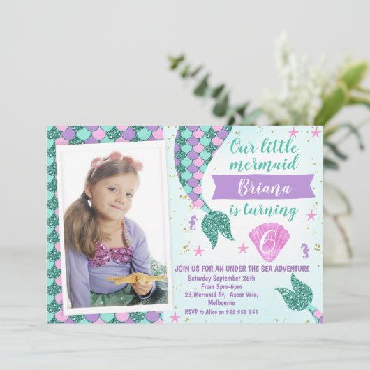 写真のティール（緑がかった色）の人魚の尾誕生日の招待 招待状 (スタンド正面)