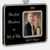 写真のパーソナライズ私たちの初めてのクリスマスカップル黒 シルバープレートフレームオーナメント (右)