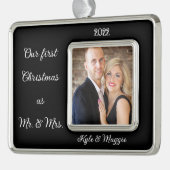 写真のパーソナライズ私たちの初めてのクリスマスカップル黒 シルバープレートフレームオーナメント (左)